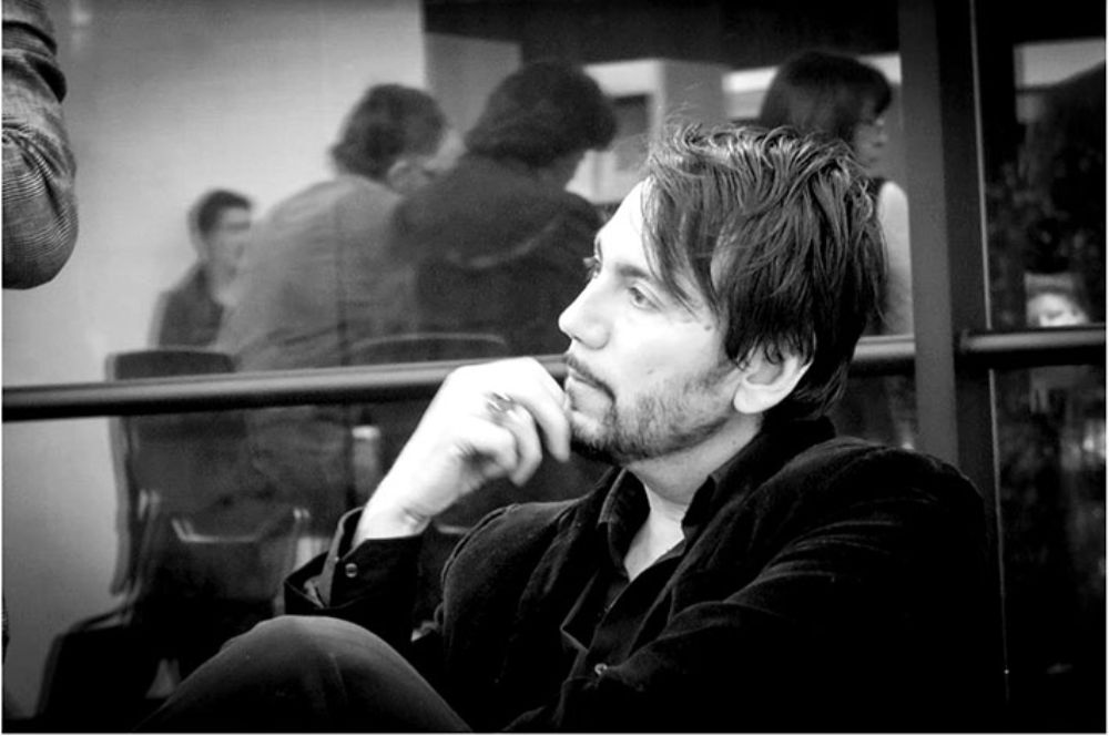 "En el origen como en la expresión del libro están presentes las discusiones que están hoy día en el espacio público y que, de alguna manera, vienen desde los márgenes hacia acá", plantea Sutherland.