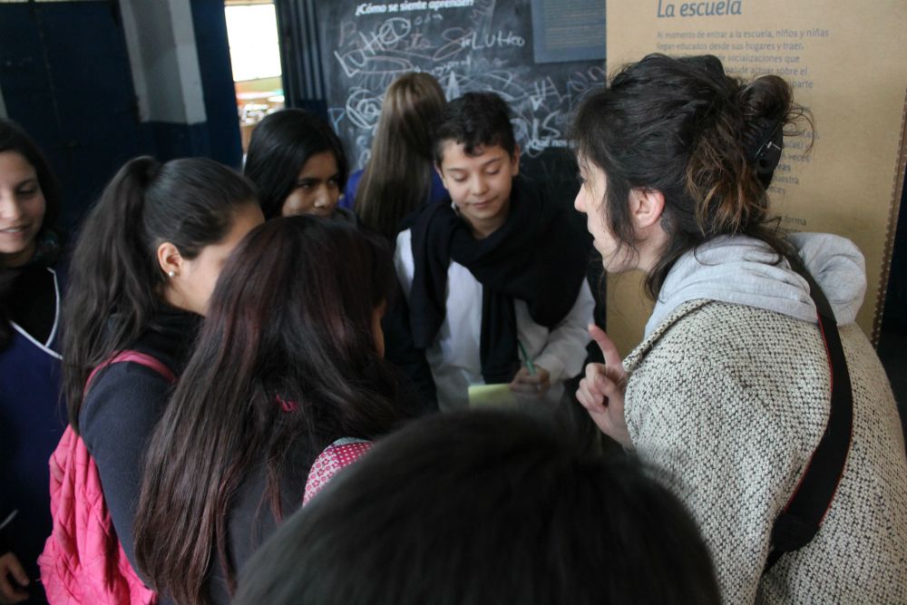 Constanza Ambiado, coordinadora de la muestra Contra el Racismo nos Educamos, que se montó en el Liceo Profesora Gladys Valenzuela.