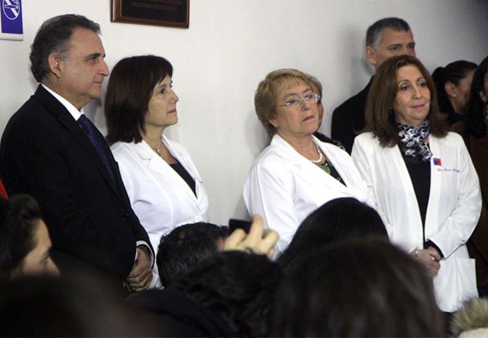 El Rector (s) Rafael Epstein acompañó a la Mandataria en su visita al Instituto de Nutrición y Tecnología de los Alimentos de la Universidad de Chile.
