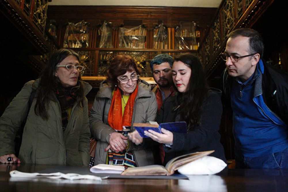 Segado estuvo en Chile en el marco de la tercera versión del SIAC, ocasión en la que visitó el Archivo Central Andrés Bello. 