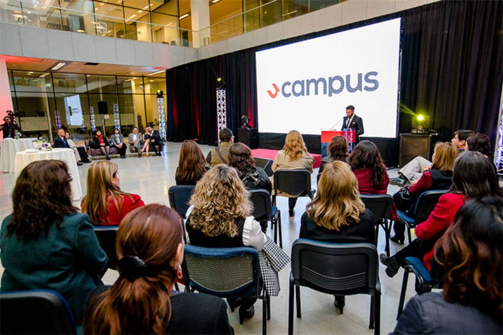 La popularidad de ambas plataformas entre los diversos usuarios es amplia, dado que en el año 2008 tanto U-Cursos como Ucampus se constituyeron como plataformas oficiales dentro de nuestro plantel.