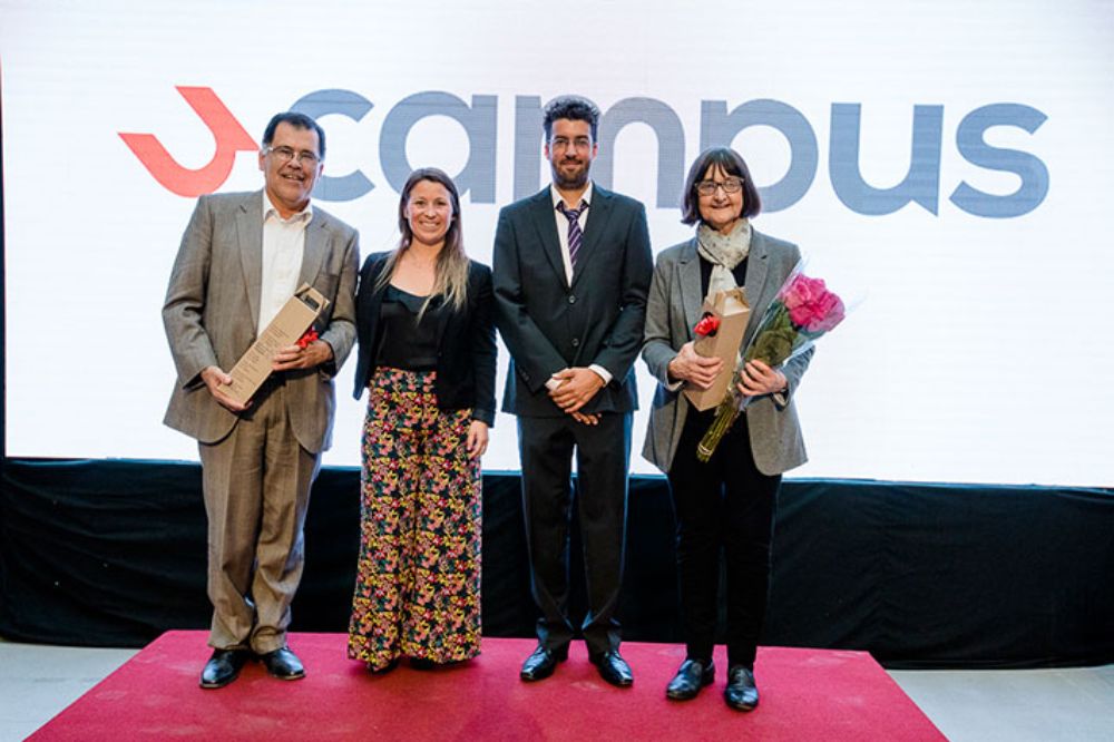 La vicerrectora de Asuntos Académicos de la U. de Chile, Rosa Devés, agradeció y reconoció el aporte que ha entregado en Centro Ucampus al servicio de la gestión curricular en la universidad.