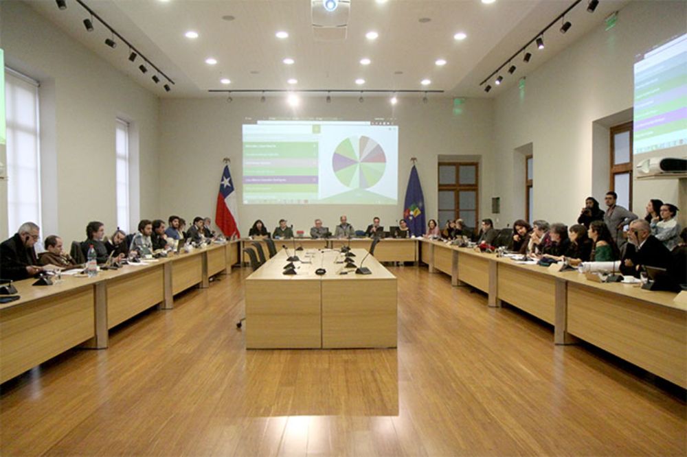 En el marco de esta política se incluirá la provisión de servicios de cuidado y educación inicial para estudiantes, académicas(os) y personal de colaboración, en el marco del convenio con la JUNJI.