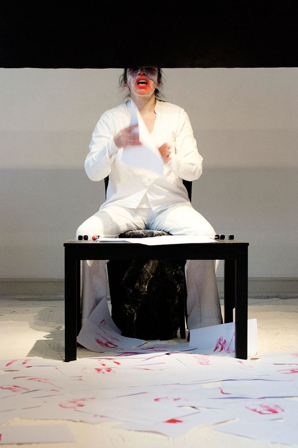 "Quiero plantear un cuestionamiento visual y corporal acerca de la existencia humana en todos sus ámbitos, desde lo existencial, lo personal, lo social, lo político, entre otros", señala Toro.