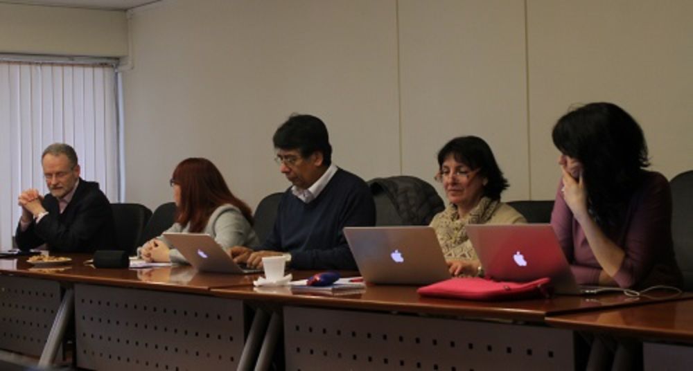 En la dirección y elaboración del proyecto participa activamente una Comisión integrada por autoridades de nivel central, locales, académicos y expertos en docencia. 