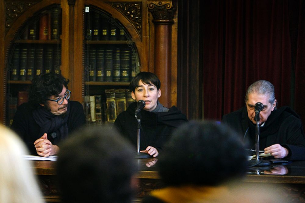 El encuentro contó con la participación de la vicerrectora de Extensión y Comunicaciones, la directora del Archivo, y el director del Departamento de Filosofía.