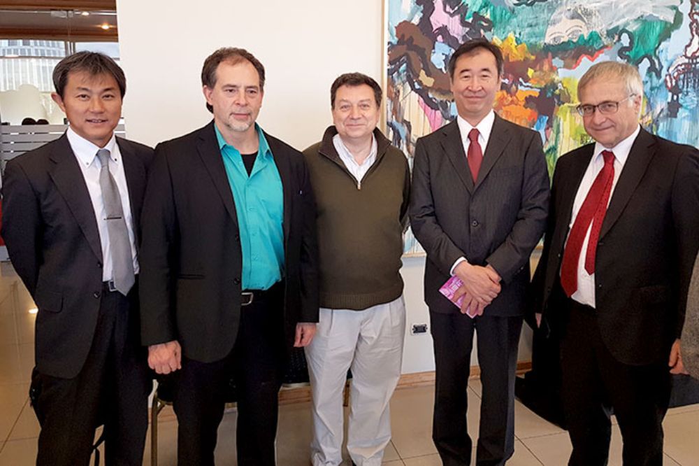 El director de Relaciones Internacionales de la U. de Chile, Eduardo Vera, y el vicepresidente del Senado Universitario, Juan Carlos Letelier, compartieron con el Premio Nobel y otras autoridades.
