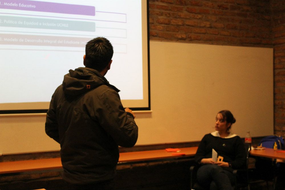 Gustavo Castro, explicando la experiencia de los Tutores PAR.