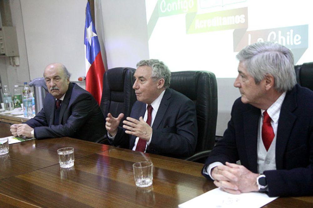  El Rector Ennio Vivaldi y junto a miembros del Comité Operativo de Acreditación Institucional (COAI), visitaron la Facultad de Ciencias Químicas y Farmacéutica el viernes 30 de junio.