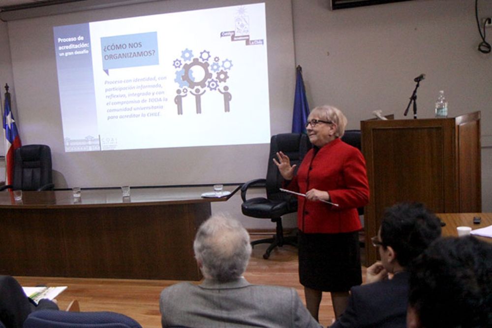La Dra. Gloria Riquelme, quien lidera el COAI, explicó a la comunidad de la facultad, el trabajo que está realizando nuestro plantel para su acreditación.