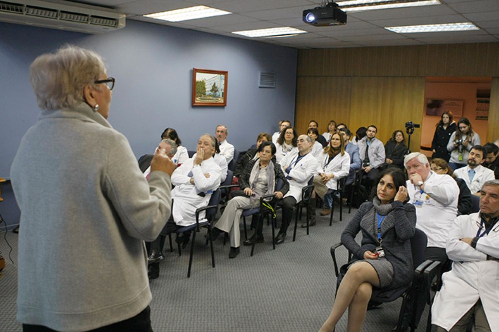 La Dra. Riquelme invitó a la comunidad a participar activamente del proceso de acreditación y a destacar los elementos que caracterizan de manera particular su quehacer cotidiano.