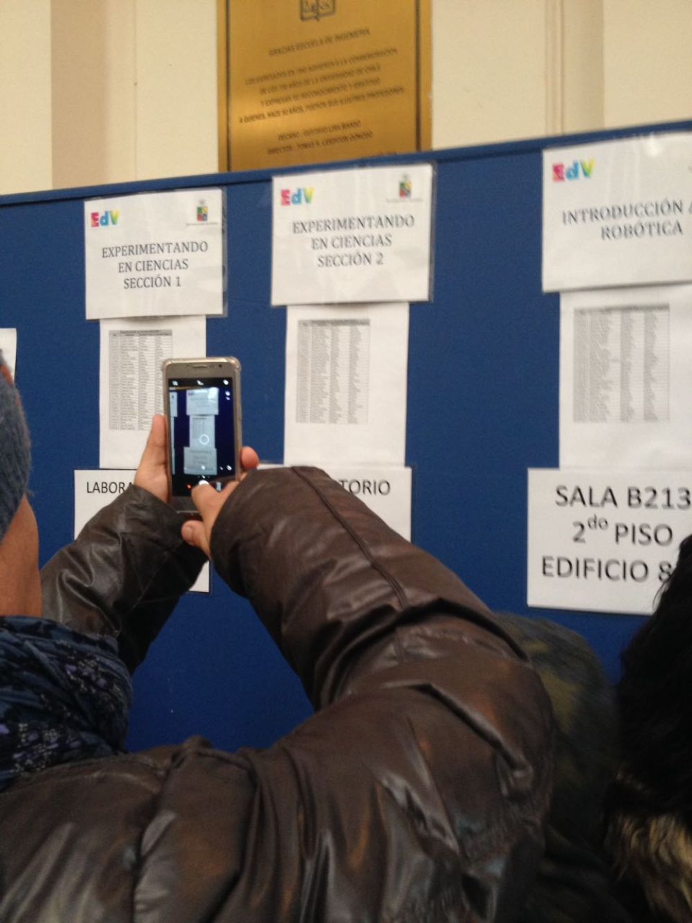 Los estudiantes buscan las salas de cada curso.