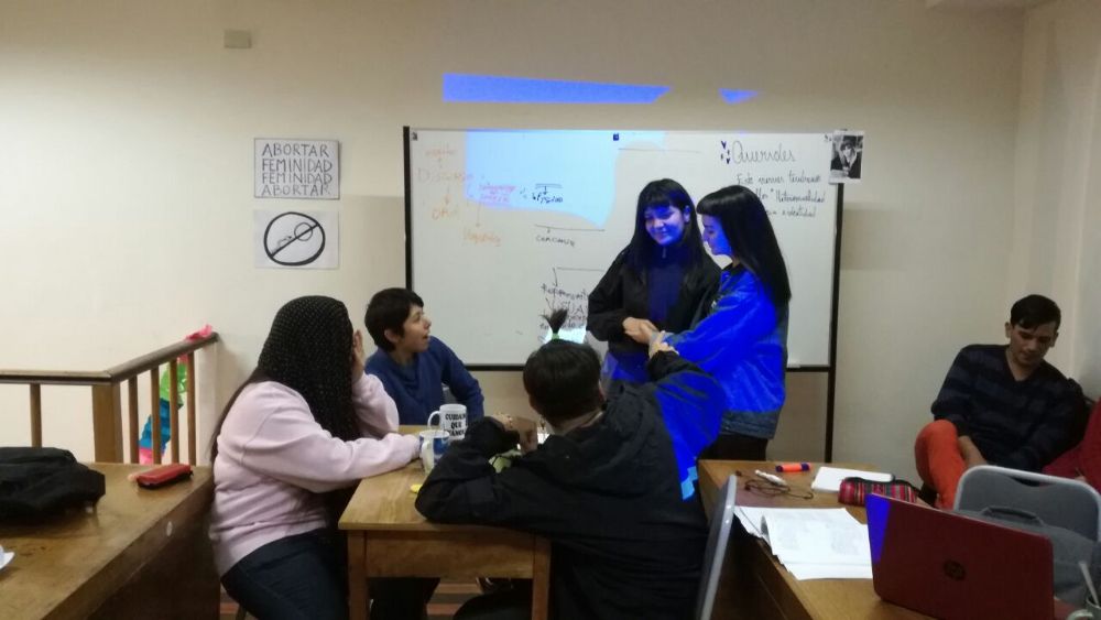 La Escuela también desarrolla distintos talleres y espacios de reflexión abiertos a la comunidad y sobre diversas temáticas.