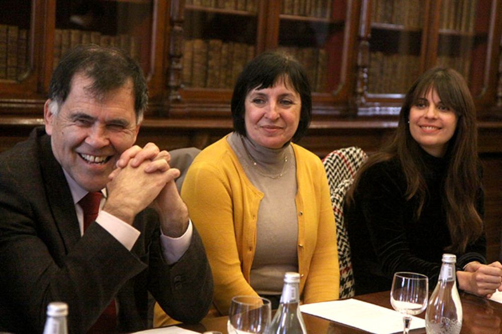  El decano de FCFM, Patricio Aceituno, la directora del Depto. de Postgrado y Postítulo, Alicia Salomone, y la profesional de esta unidad, Paula Castillo, participaron activamente en los acuerdos.