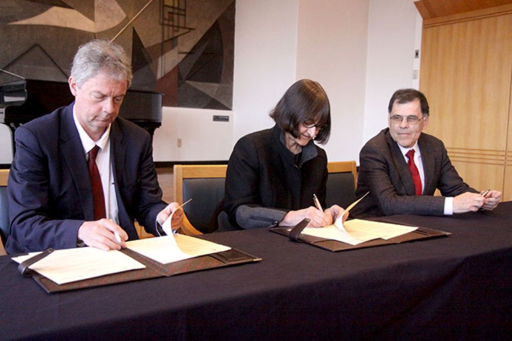 Los convenios fueron suscritos por el Rector de la Universidad de Groningen, Elmer Sterken; la vicerrectora de Asuntos Académicos de la U. de Chile, Rosa Dévés; y el decano de FCFM, Patricio Aceituno.