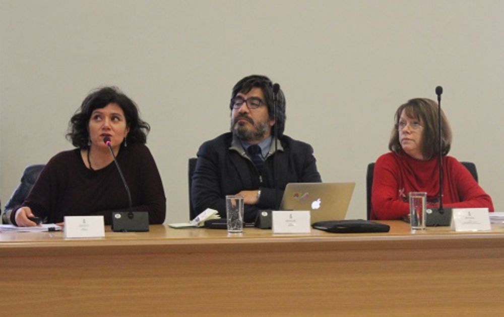 Paula Jirón, directora del Instituto de Vivienda; Enrique Aliste, director del Depto de Geografía; y Mirtha Pallarés, directora de Postgrado FAU.