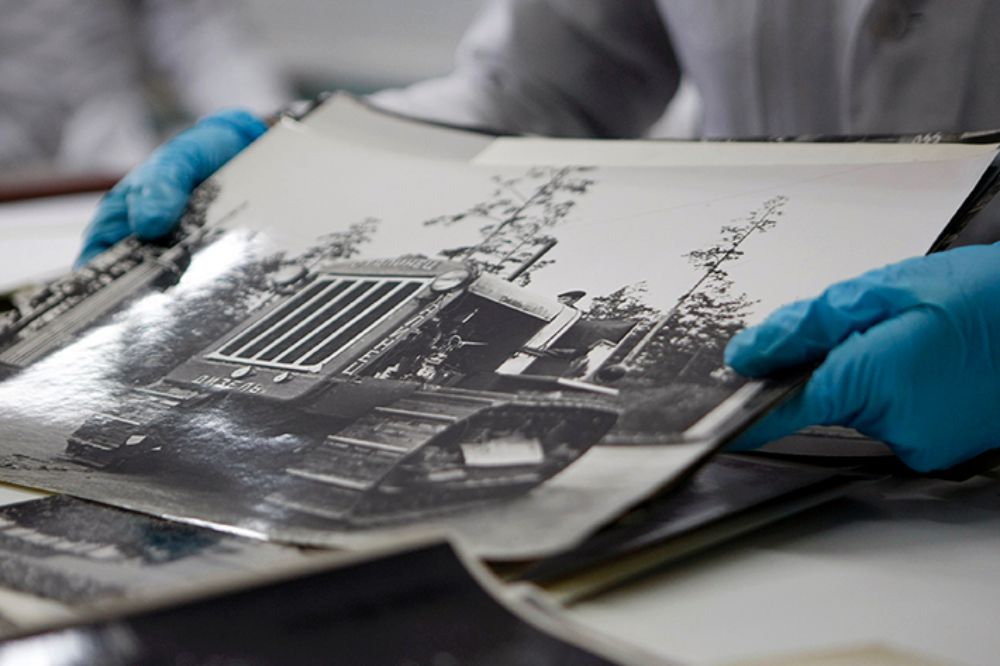 Parte del trabajo de los pasante estuvo abocado al estudio, investigación y clasificación de una colección de fotografías rusas de la Unidad Gráfica Digital.