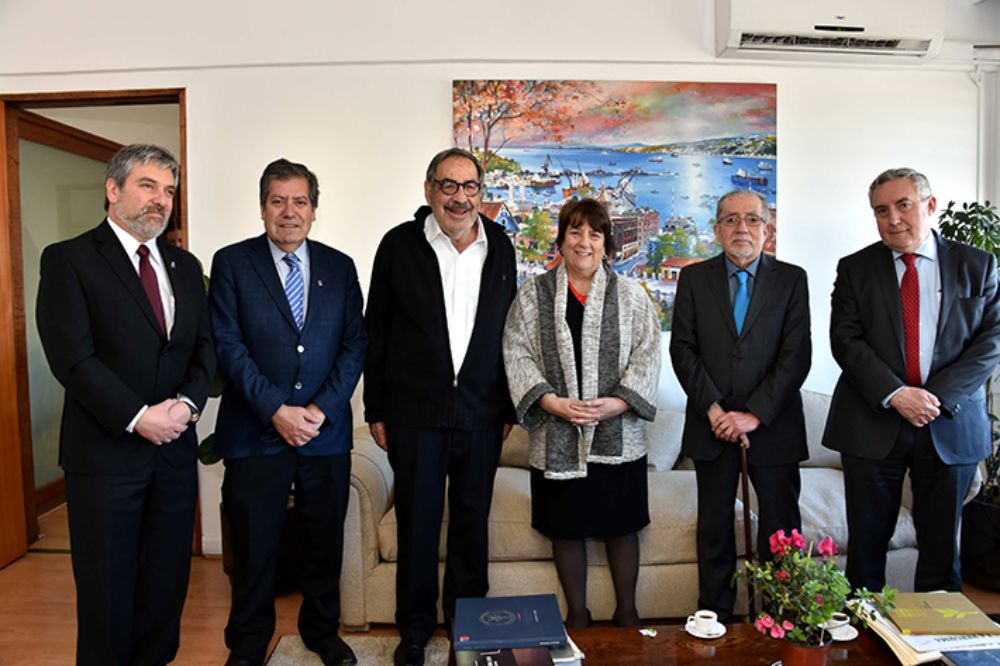 El jurado estuvo compuesto por la ministra Delpiano, el anterior Premio Nacional de Educación, Iván Núñez, y los rectores Ennio Vivaldi, Patricio Sanhueza y Diego Durán.