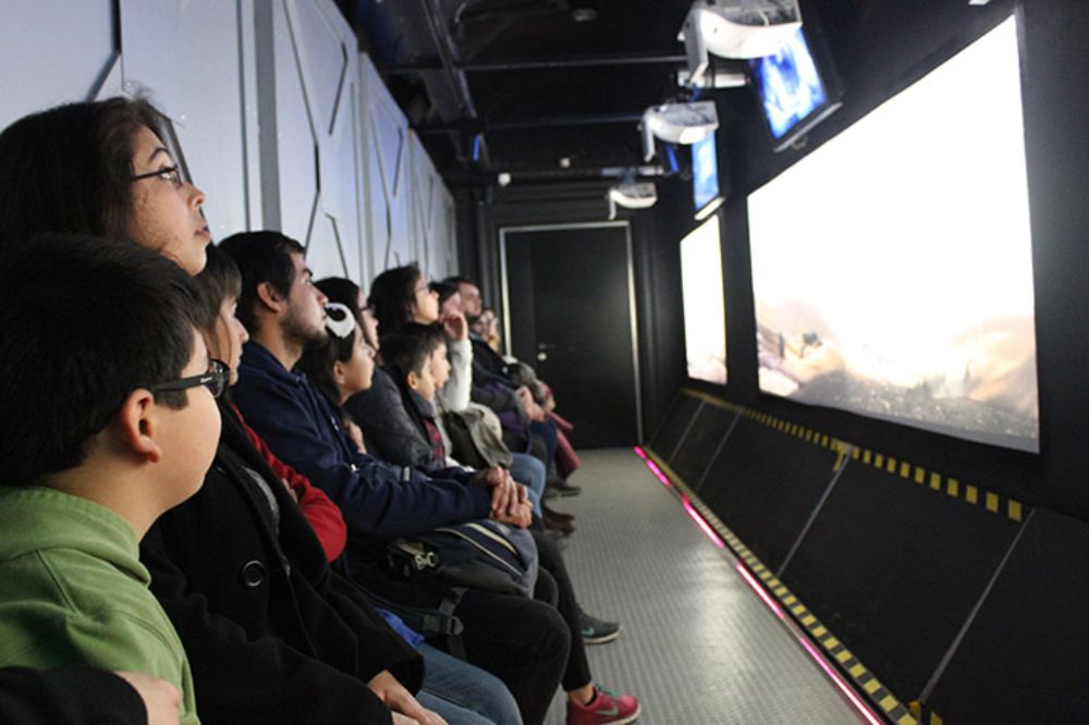 Para participar en los sorteos por entradas o inscribirse en alguna de las visitas guiadas, hay que completar los formularios puestos a disposición en la web de la DBE y su FanPage de Facebook.