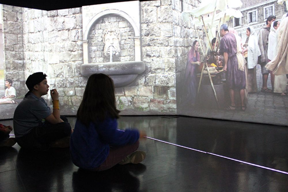 Estudiantes y funcionarios de la DBE, acompañados por familiares y amigos, asistieron al Museo Interactivo Audiovisual de Las Condes (MUI), el pasado viernes 1 de septiembre. 