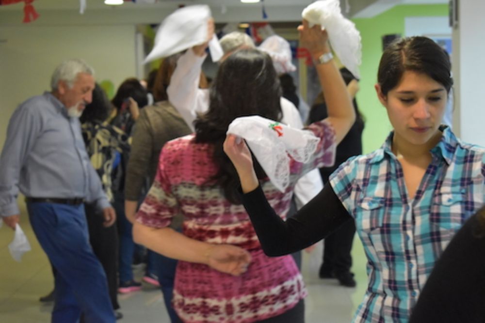 Al fondo, Joaquín Salazar, Jefe de Personal de la Facultad de Filosofía y Humanidades practicando pasos de cueca. Adelante, Távata Salazar, Secretaría de pregado del INAP