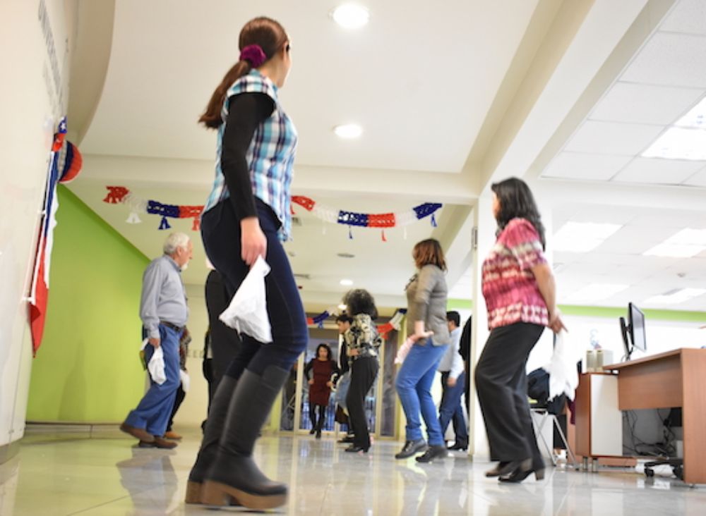 La clase de cueca en plena ejecución de las distintas técnicas para aprender a bailar