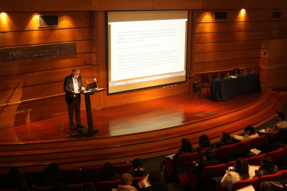 Christopher Thaiss (EEUU), estuvo a cargo de la conferencia plenaria "Helping a More Diverse Student Population Succeed in the Highly-Selective University: An Example from Writing Studies"