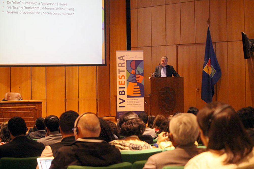 El académico John Brennan,ofreció la conferencia "El rol de las instituciones de educación superior en ayudar a los estudiantes en sus transiciones laborales".