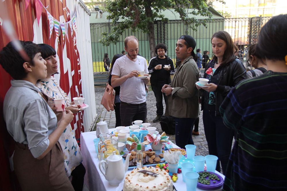 La acogida e intercambio con el Centro de Estudios de Cosas Lindas e Inútiles es parte la línea de extensión que despliega el núcleo patrimonial de la Chile con estos nuevos grupos de estudio.