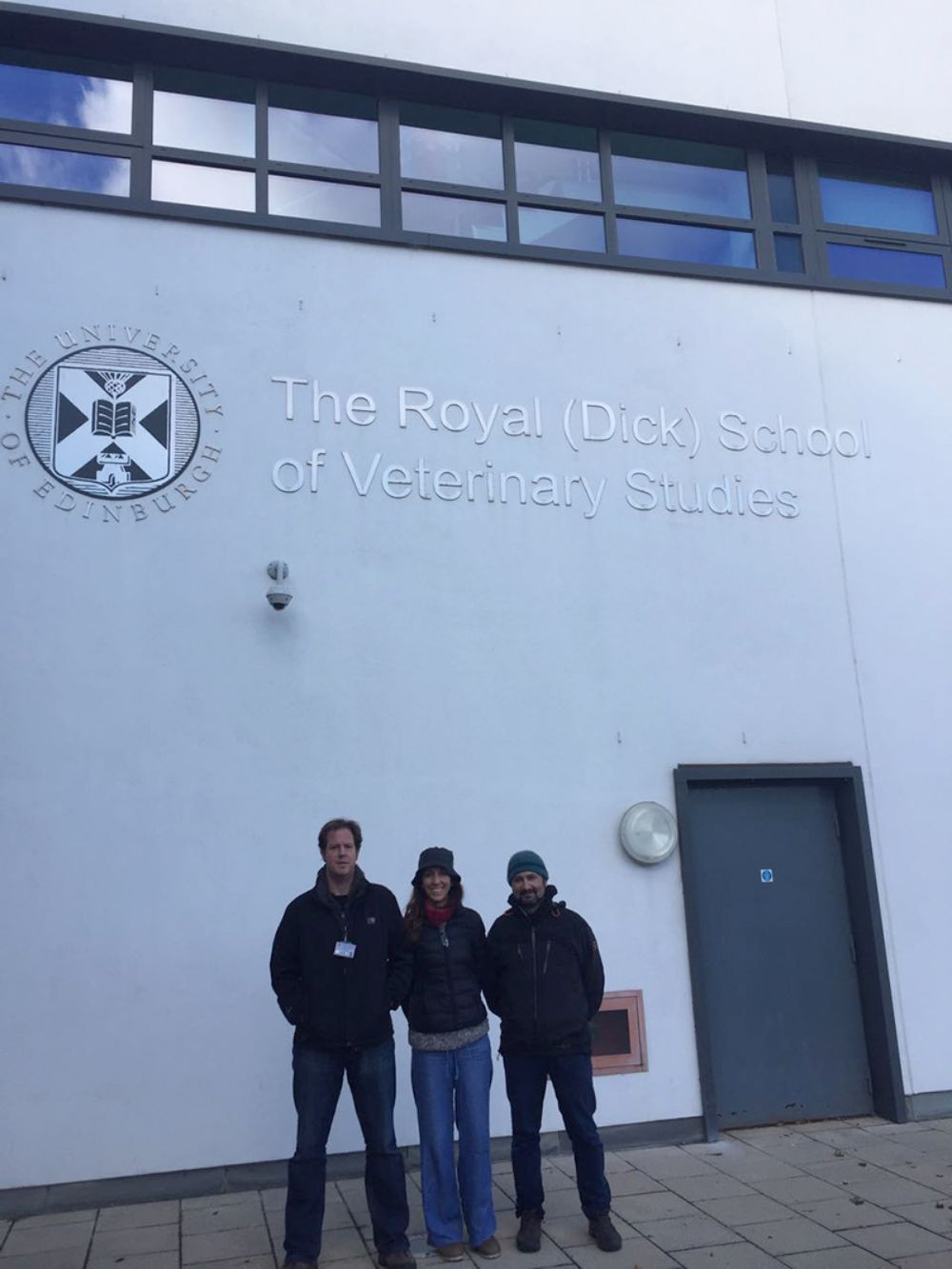 Los académicos de la U.de Chile junto al profesor de The Royal (Dick) School of Veterinary Studies, Rob Ogden.