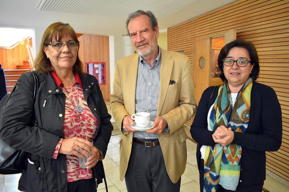 Ana María Guzmán, Jefa Área Mejora Continua HCUCH; Sergio Barrientos, Director Centro Sismológico FCFM; Angélica López, Directora Económica Servicios Centrales