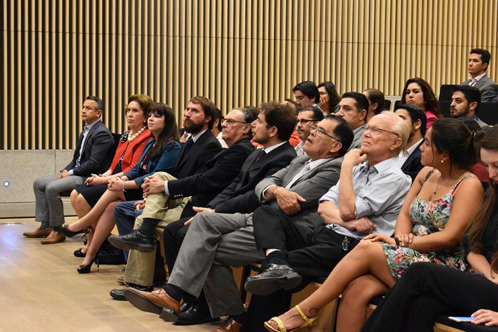 Autoridades de la Universidad de Chile y representantes de la Asociación Chilena de Seguridad ACHS, presentes en la ceremonia de reconocimiento que se realizó en el auditorio Enrique d'Etigny 
