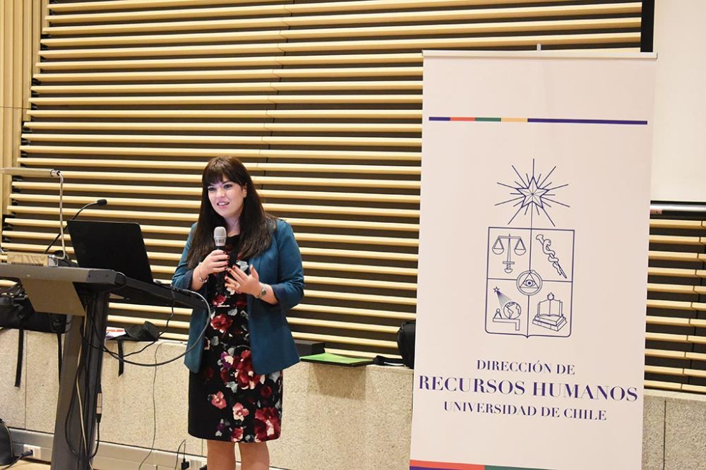 Ana Miriam Ramírez, Directora de Recursos Humanos dirigiendo palabras de felicitaciones al comité paritario IDIEM