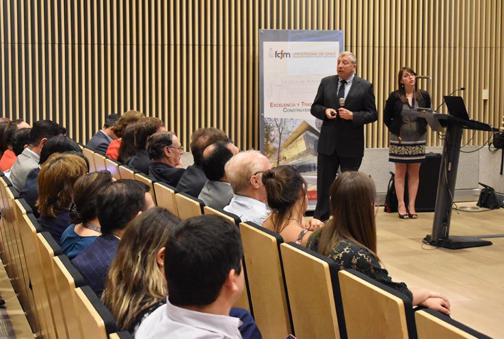 Andrés Bassi, Jefe de Servicios Preventivos de la Asociación Chilena de Seguridad, presentando el proceso de certificación para los comités paritarios de la U de Chile