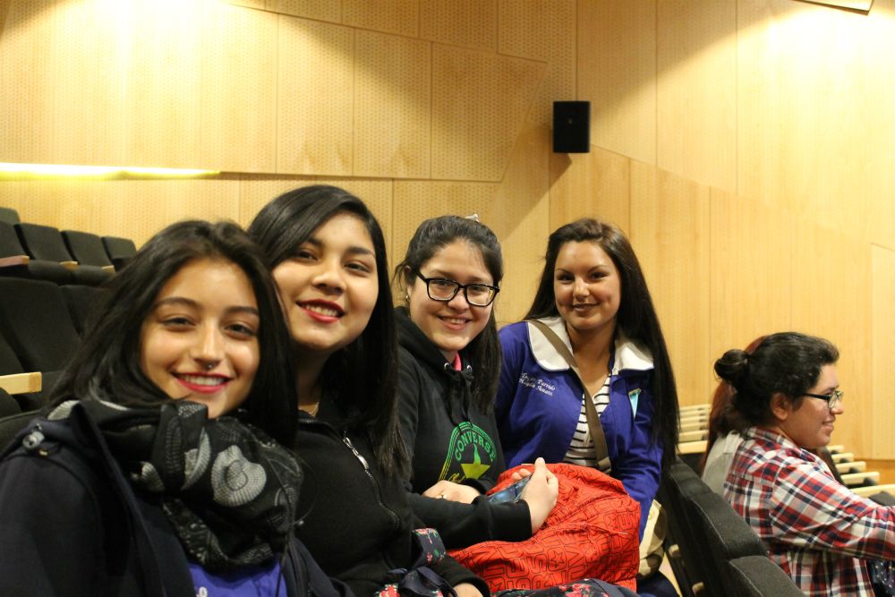 Alumnas del Centro Educacional Mariano Latorre de La Pintana.