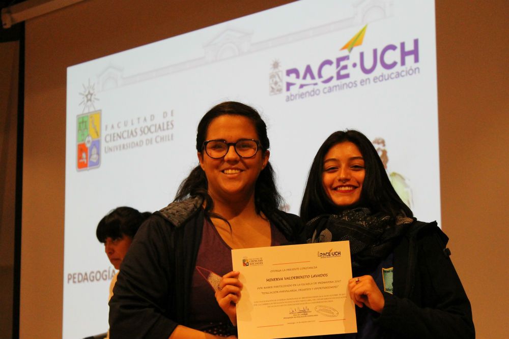 Javiera Ponce, entrega el diploma de participación a Minerva Valdebenito, alumna de su ex liceo. 