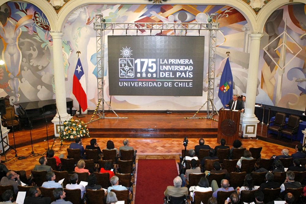 Al cierre de la ceremonia, el Rector Ennio Vivaldi valoró el compromiso de los profesores de nuestra Casa de Estudios con el desarrollo del país como un sello institucional.
