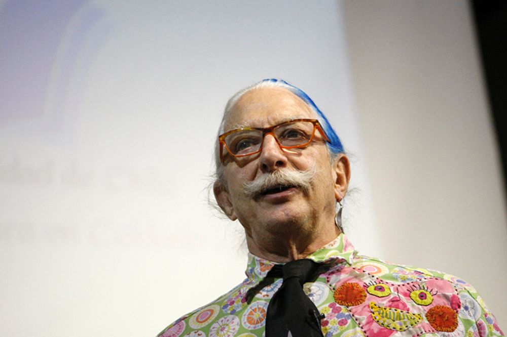 "Sé amoroso, compasivo, preocúpate del bienestar de los demás", fue la frase que marcó la charla dictada por Adams, donde invitó a los profesionales de la salud a practicar una atención amorosa.