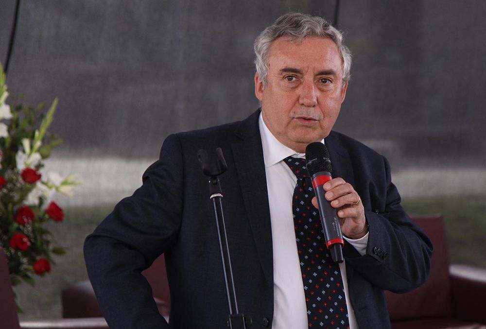 El Rector Ennio Vivaldi fue uno entre los más de mil asistentes al conversatorio que se desarrolló en el Campus JGM.