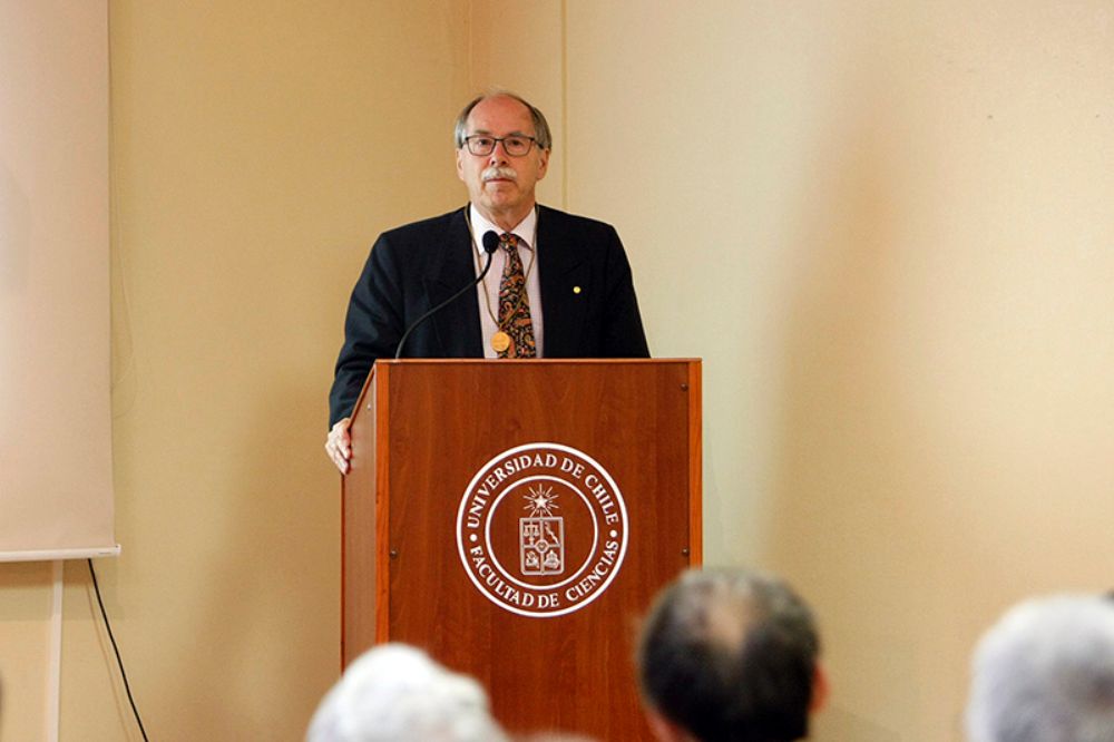 "La ciencia es algo que ustedes deben amar", dijo el profesor 't Hooft al recibir la distinción.