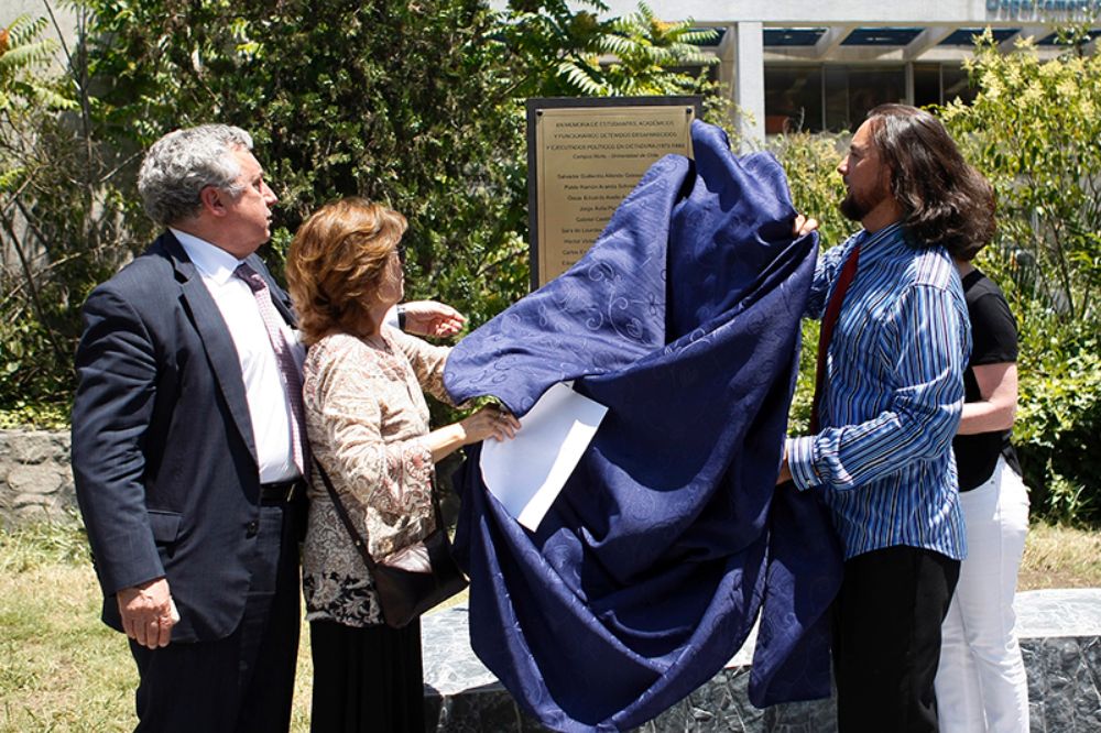 Tras las intervenciones se realizó el descubrimiento de la placa donde están grabados los nombres de las y los desaparecidos y mártires de la dictadura, que pertenecieron al Campus Norte.            