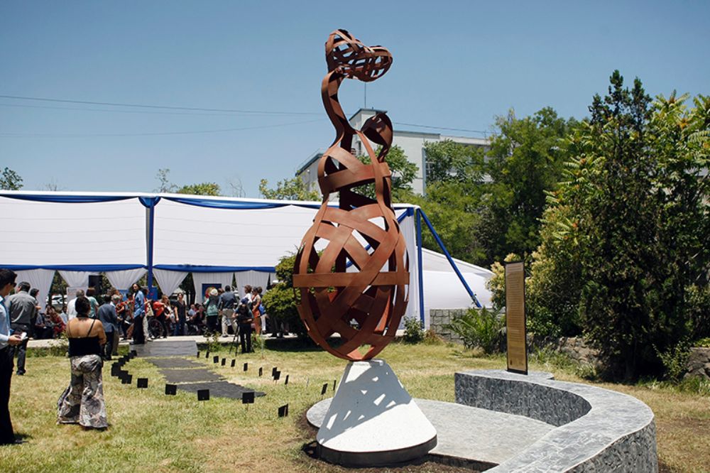 La escultura fue hecha por el artista Miguel Lecaros, además de una placa con los nombres de las víctimas.