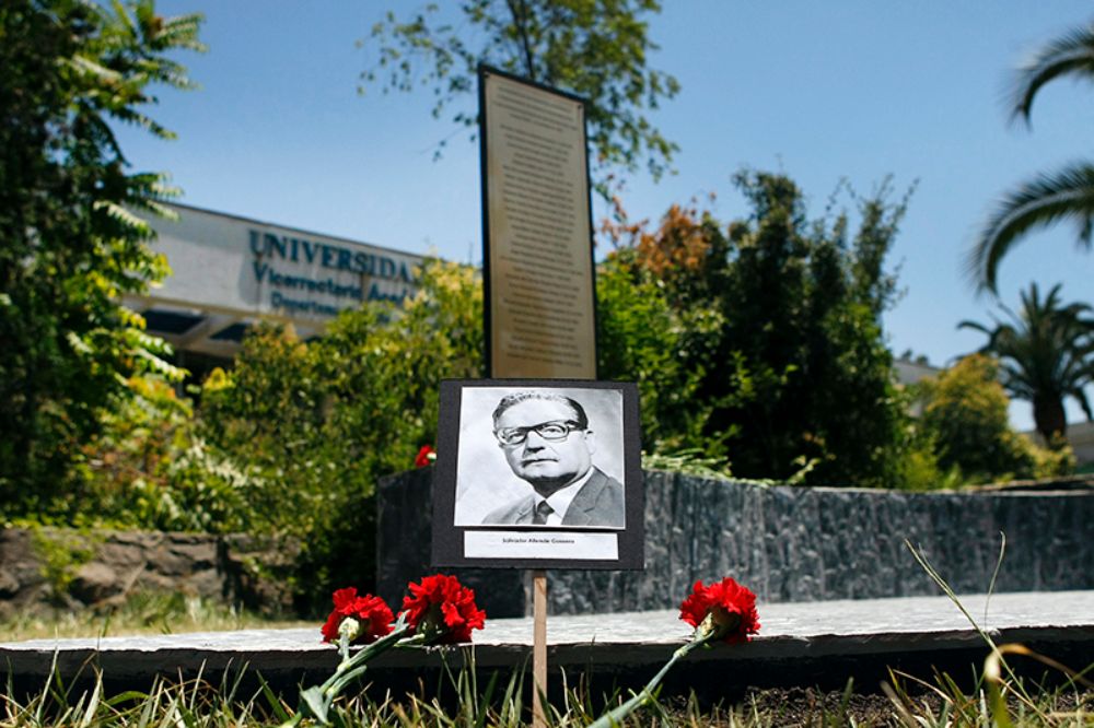 En total son veintiocho personas, entre estudiantes, académicos y funcionarios de las unidades de la salud que perdieron la vida en la dictadura (1973 y 1990), entre ellos Salvador Allende.