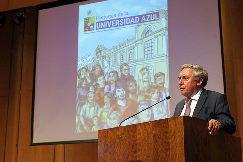 El texto "habla de la historia y legado de la Universidad de Chile, de su inspiración, construcción, conceptualización y de expresión de lo observado", dijo el Rector Vivaldi.