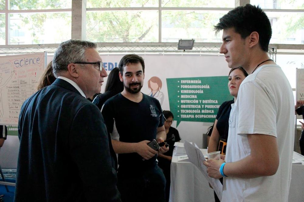 El Rector Ennio Vivaldi visitó el evento realizado en la FEN, donde compartió con monitores y postulantes, y reiteró su llamado a participar de éste en la jornada de este viernes.
