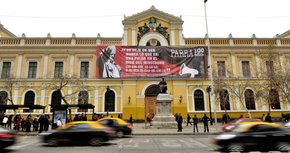La Universidad de Chile participó con diferentes actividades de la celebración de su centenario, incluyendo el despliegue de un lienzo con la consigna que dedicara a su alma mater.