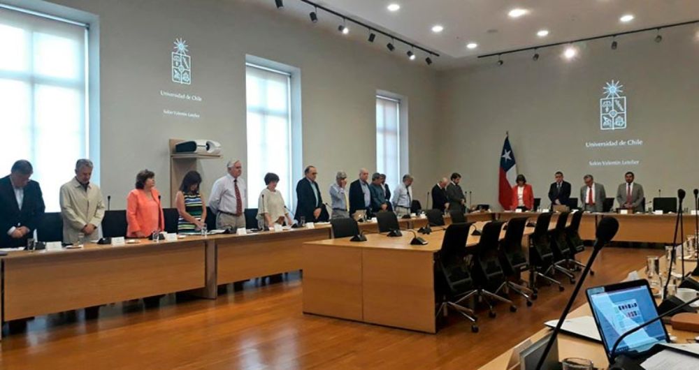 Entre las distintas muestras de duelo de la Universidad, se contó un minuto de silencio realizado por el Consejo Universitario durante su sesión de hoy.