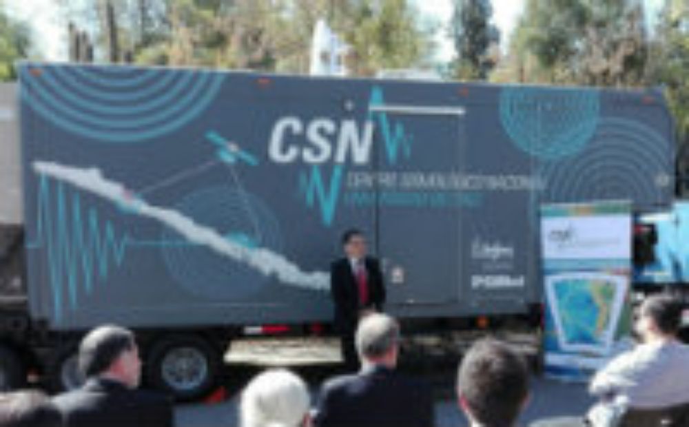 El decano de la FCFM, Patricio Aceituno, destacó que con esta adquisición el país se ubica en la vanguardia internacional en el campo del monitoreo de la actividad sísmica.