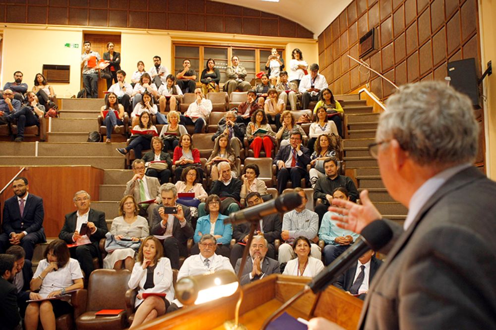 El Rector Vivaldi encabezó la ceremonia destacando los valores que demuestra una sociedad preocupada del cuidado de sus adultos mayores.