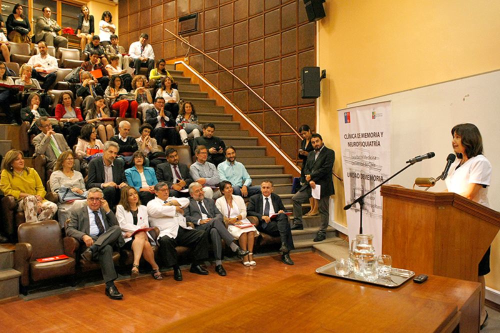 La ministra de Salud, Carmen Castillo relevó el hecho de que se empiece a tratar de manera integral a los pacientes que padecen demencia y sus familias.